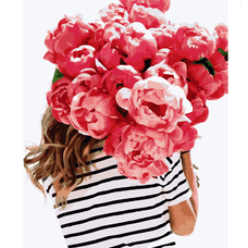 Картина за номерами Strateg ПРЕМІУМ Дівчина з букетом півонії з лаком розміром 40х50 см VA-3129